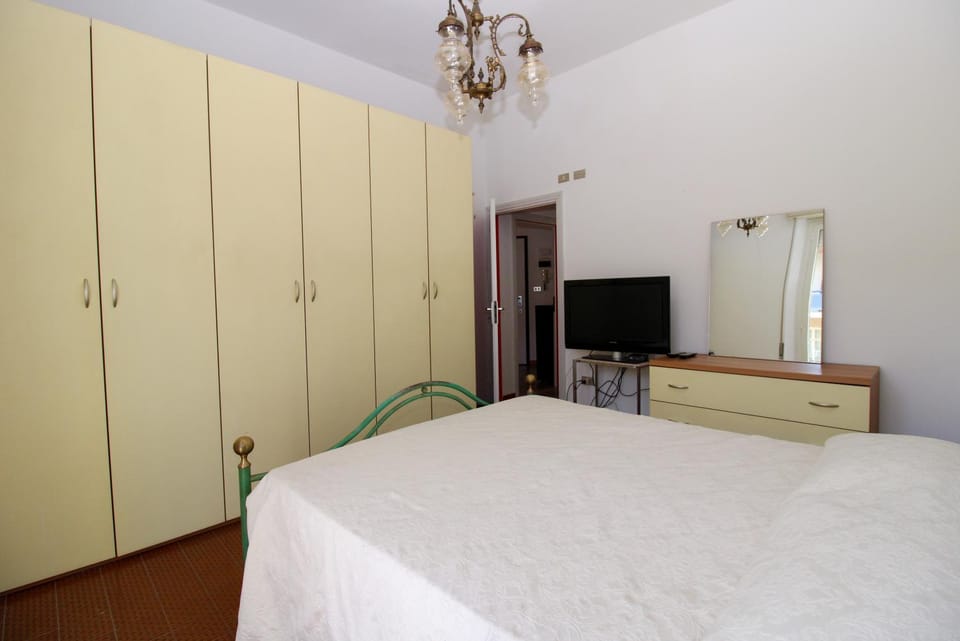 Bed, TV and multimedia, Photo of the whole room, Evening entertainment, Bedroom, wardrobe