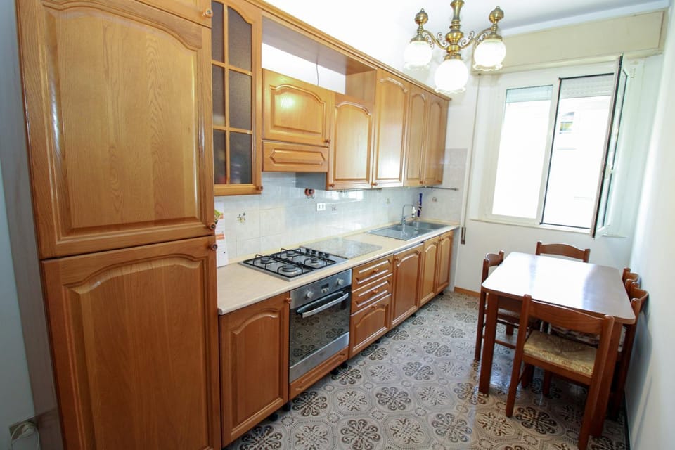 Kitchen or kitchenette, Dining area, stove