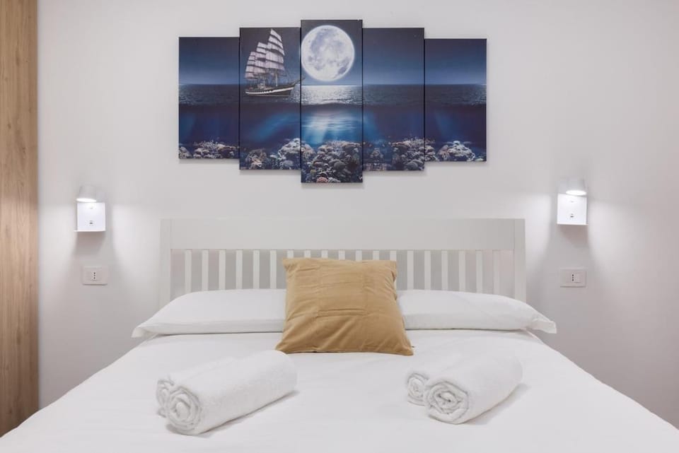 Bed, Bedroom, towels, air conditioner