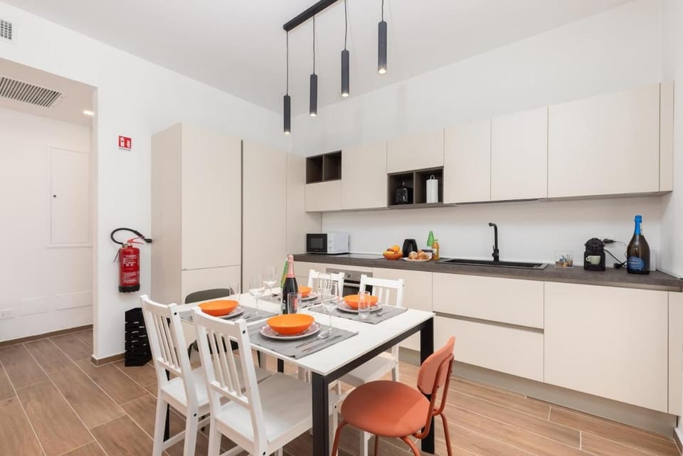 Coffee/tea facilities, Kitchen or kitchenette, Dining area, stove, toaster