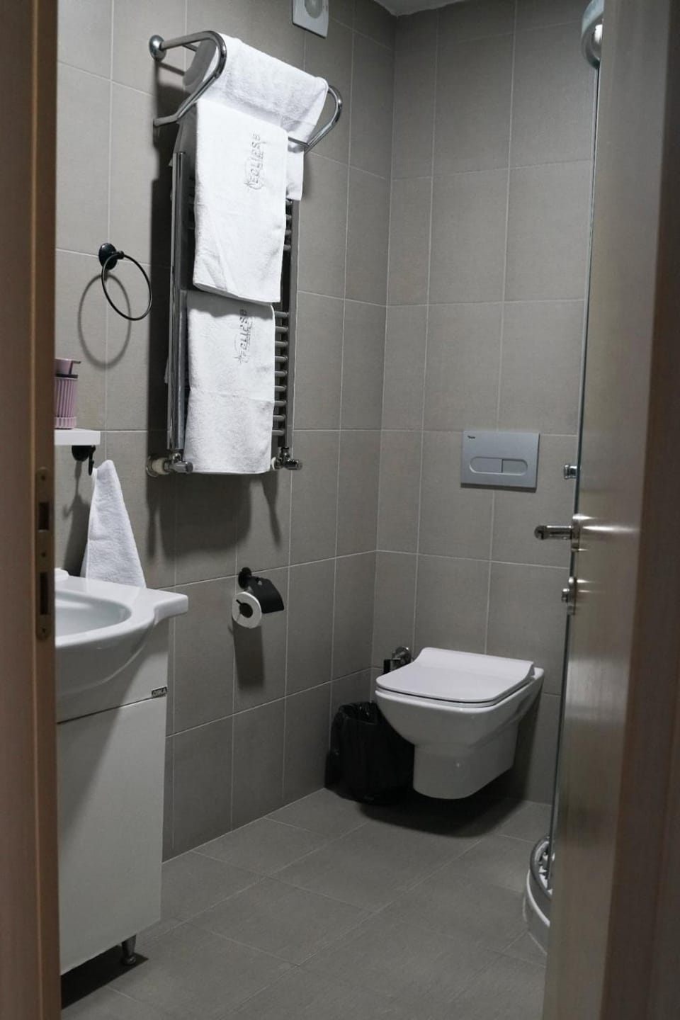 Shower, Toilet, Bathroom, towels