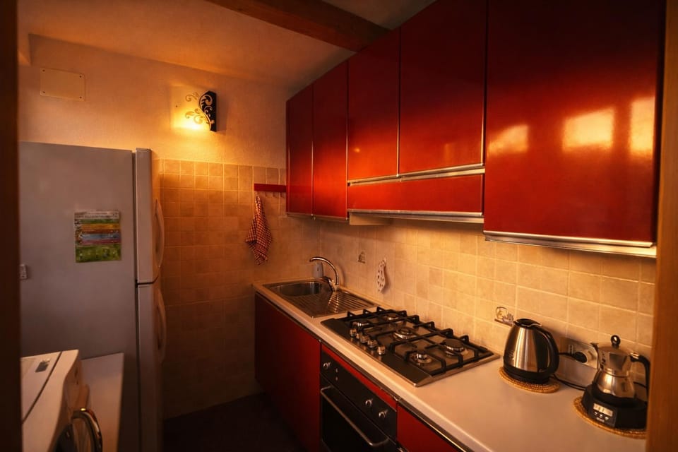 Coffee/tea facilities, Kitchen or kitchenette, stove