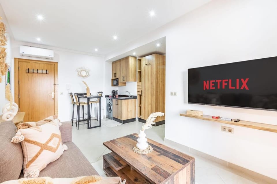 Le COSY CHIC- NEUF - Modern & Chic - Terrasse et Confort - CLIM PARKING et WIFI Gratuit ! GUELIZ Apartment in Marrakesh