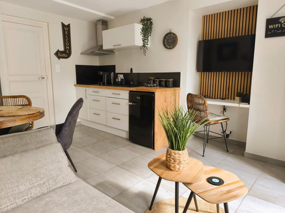 Kitchen or kitchenette, Seating area