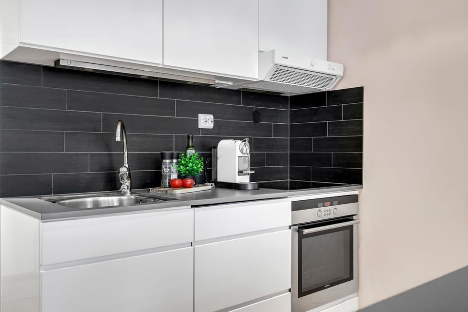 Coffee/tea facilities, Kitchen or kitchenette, stove