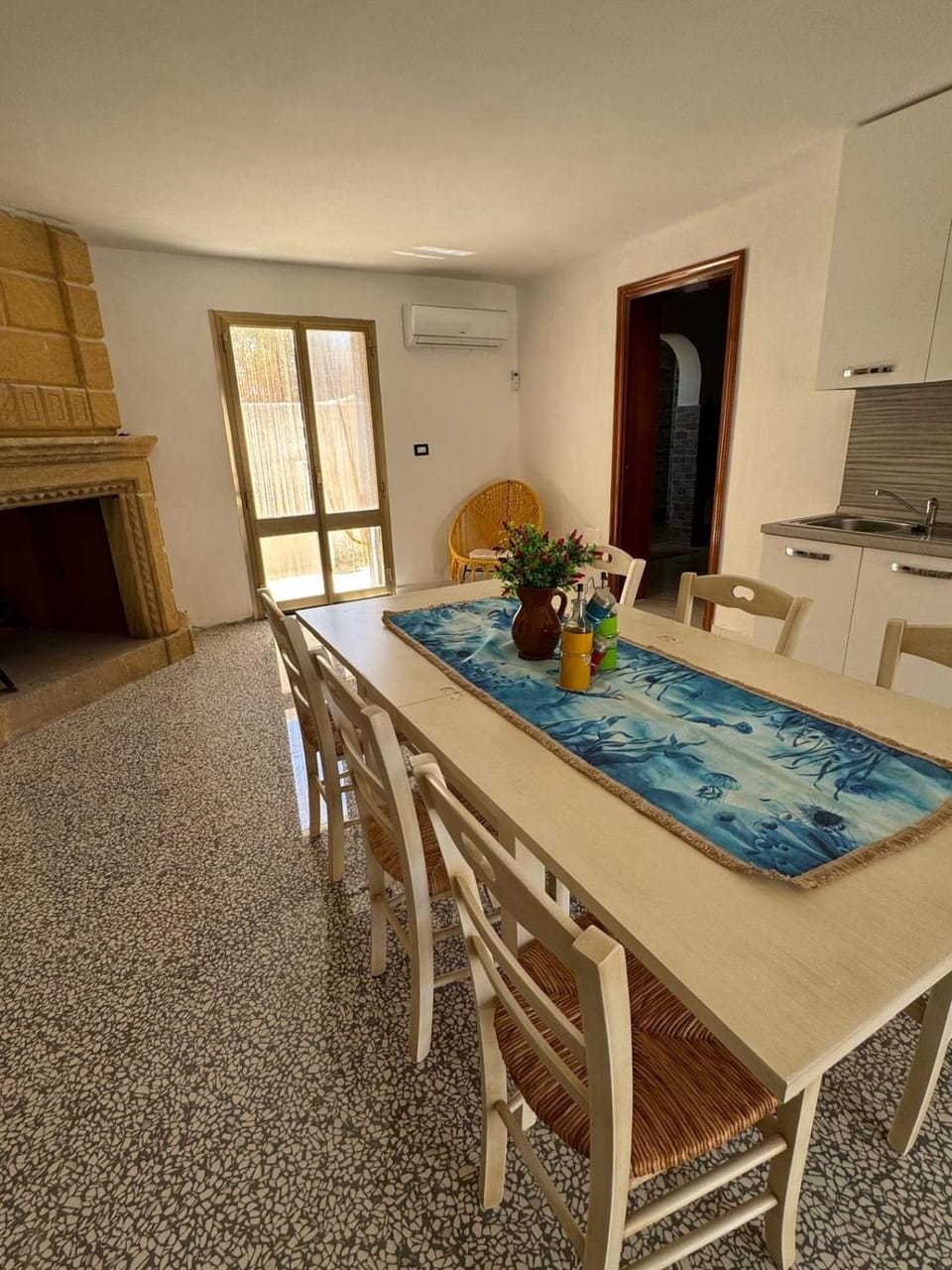 Kitchen or kitchenette, Dining area