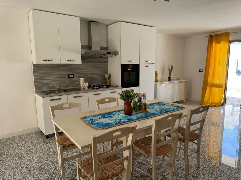 Kitchen or kitchenette, Dining area, oven, stove