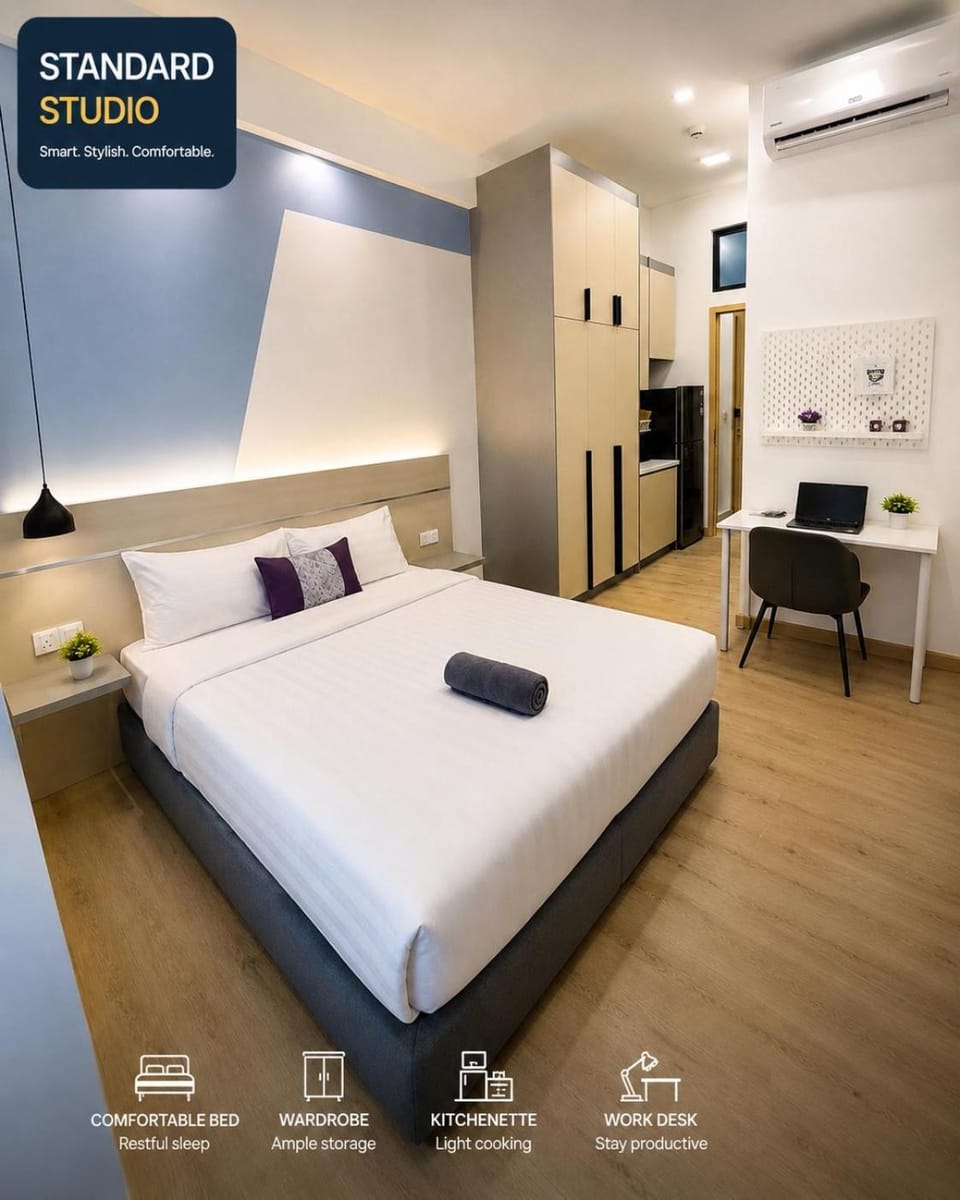 Bed, Kitchen or kitchenette, towels, wardrobe, air conditioner