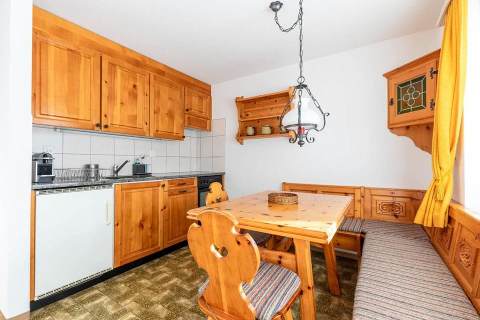 Kitchen or kitchenette, Dining area, oven, stove