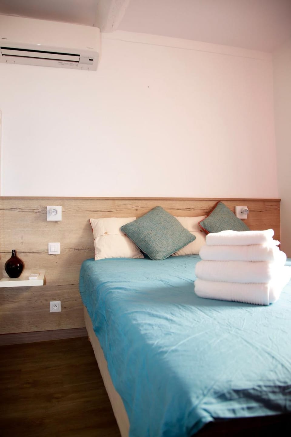 Bed, Photo of the whole room, Bedroom, towels, air conditioner