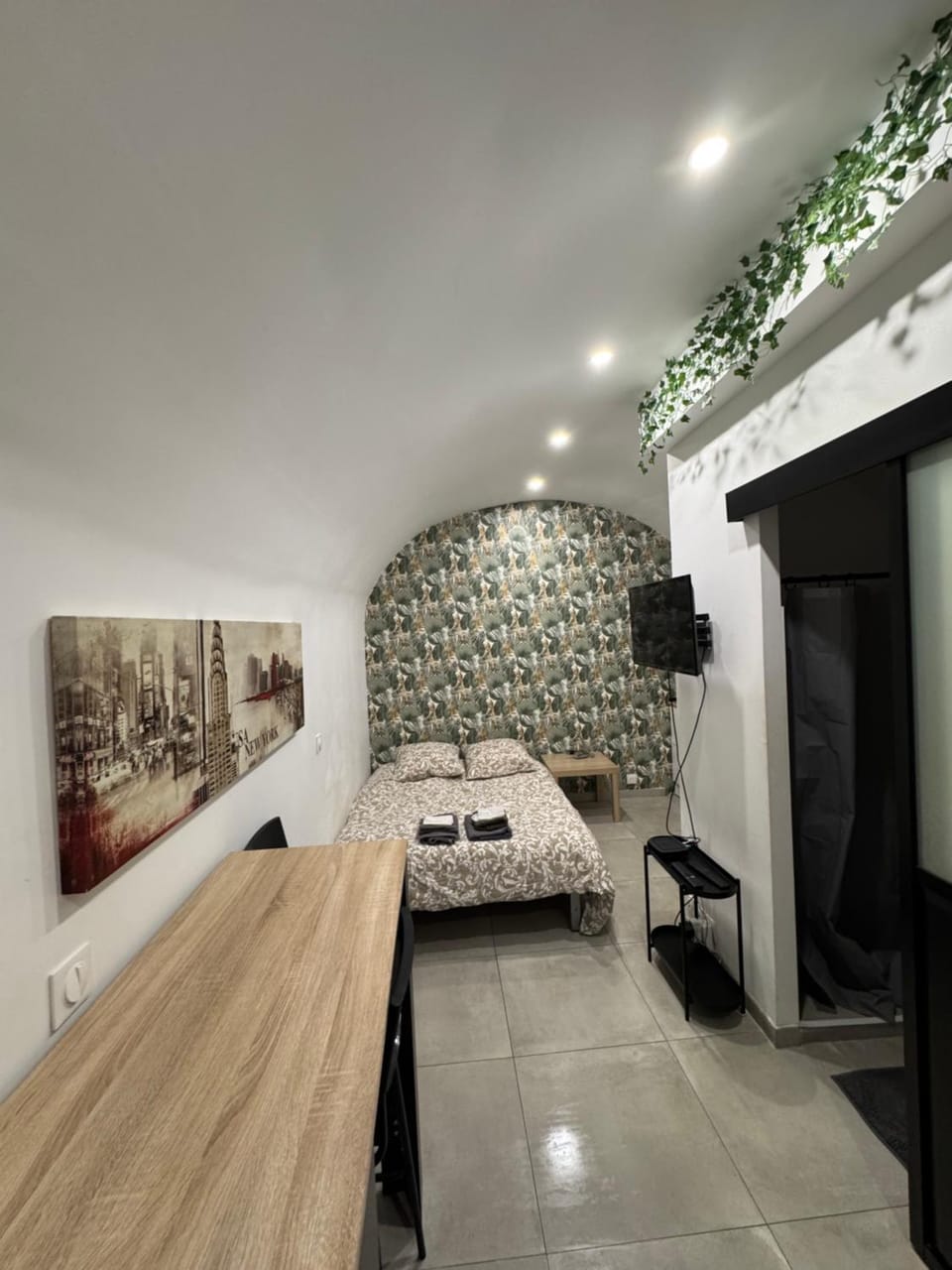Bed, Bathroom, TV and multimedia, Dining area