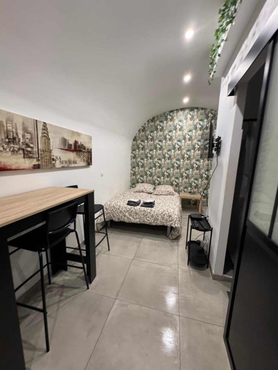 Bed, Night, Seating area, Dining area