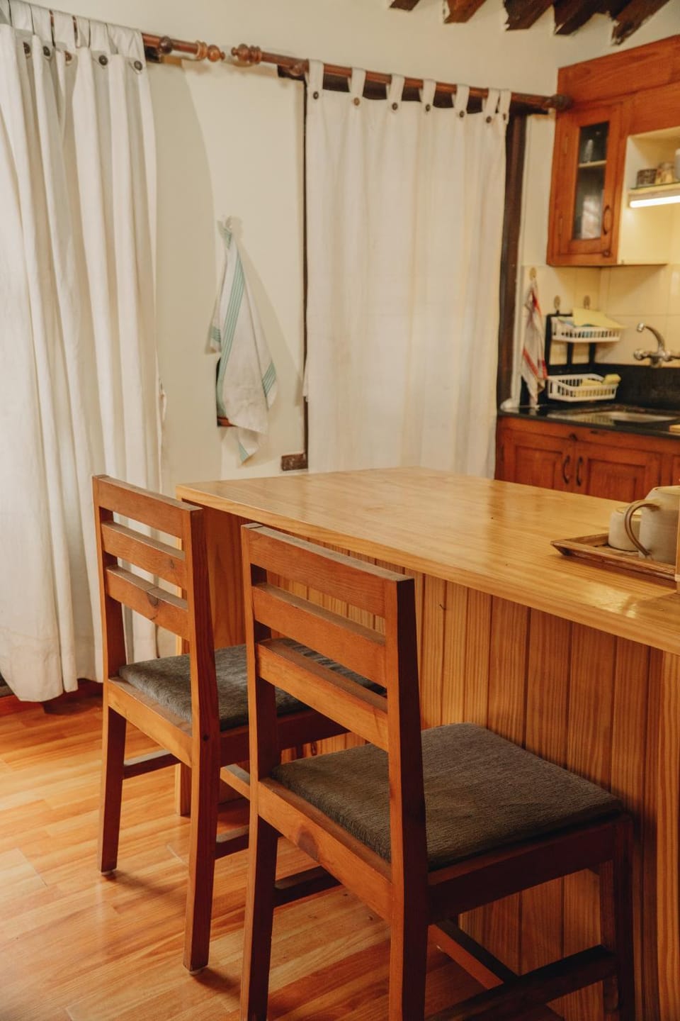 Kitchen or kitchenette, Dining area