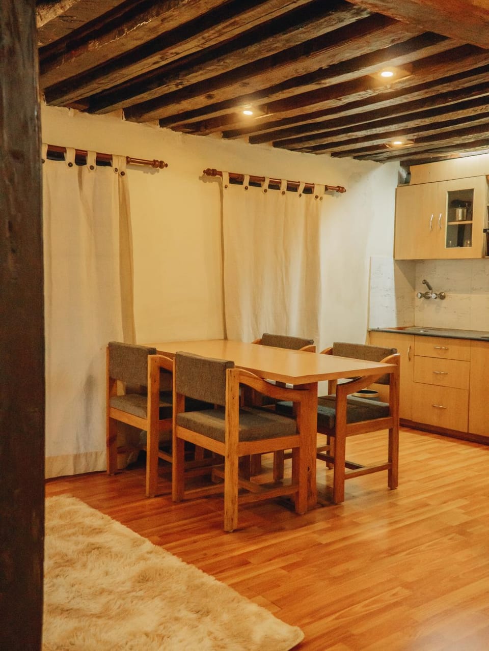 Kitchen or kitchenette, Dining area