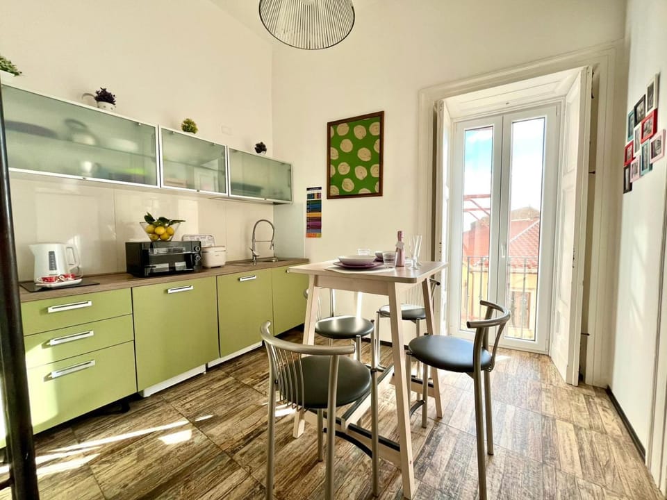 Coffee/tea facilities, Kitchen or kitchenette, Dining area, stove