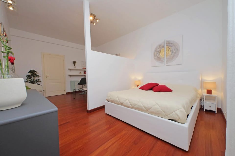 Bed, Living room, Photo of the whole room, Bedroom