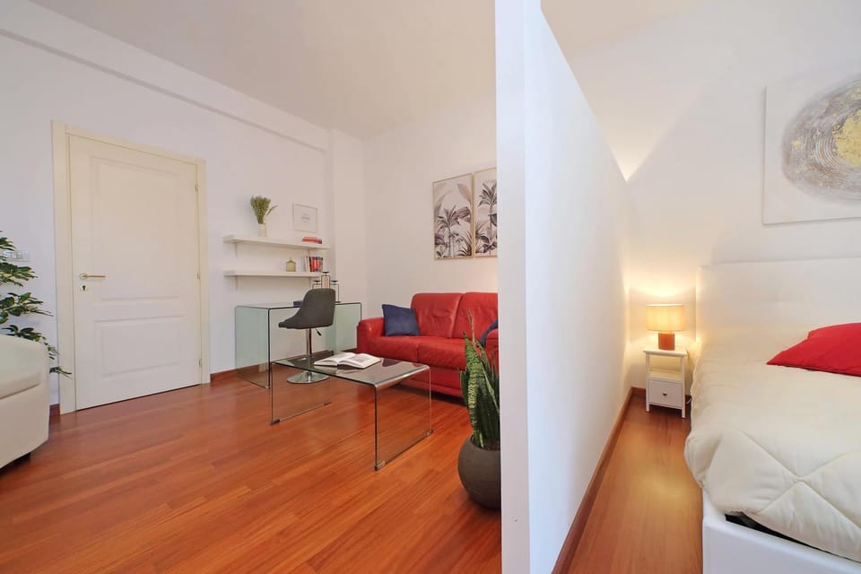 Bed, Living room, Photo of the whole room, Seating area, Bedroom