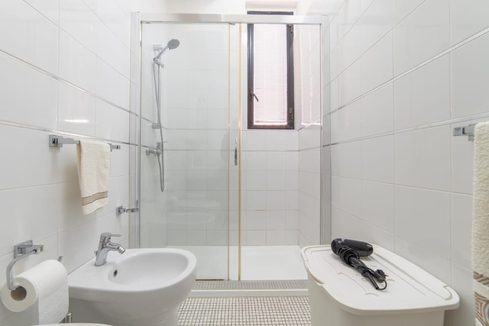 Shower, Toilet, Bathroom, towels