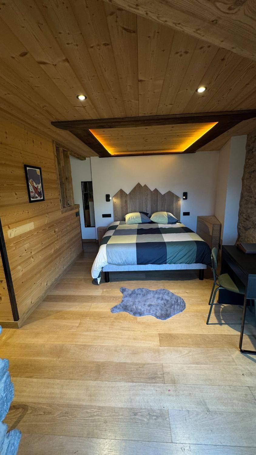 Bed, Photo of the whole room, Seating area, Bedroom