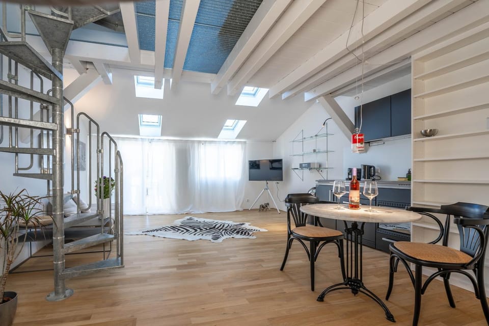 TV and multimedia, Kitchen or kitchenette, Living room, Seating area, Dining area