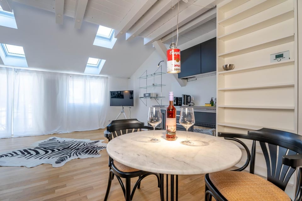 TV and multimedia, Kitchen or kitchenette, Living room, Seating area, Dining area