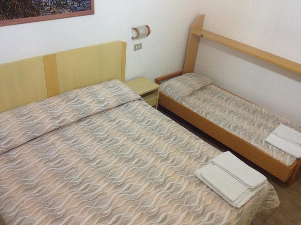 Photo of the whole room, Decorative detail