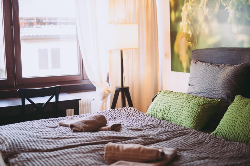 Bed, Bedroom, towels