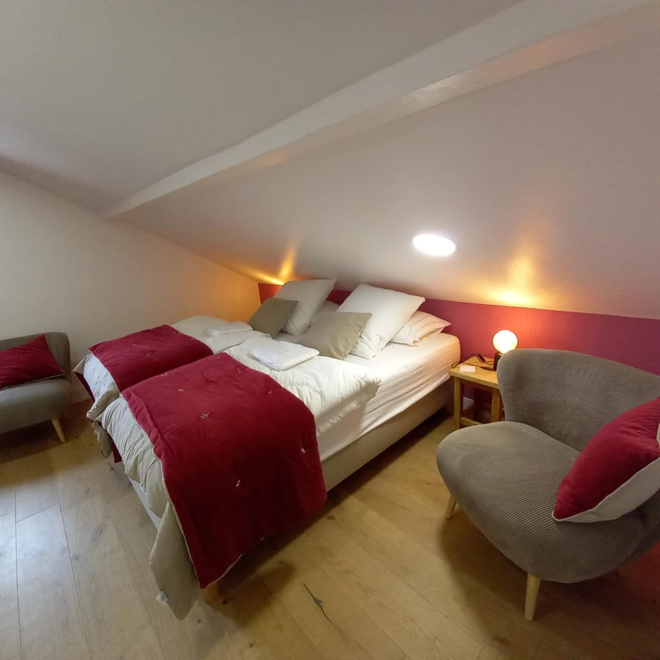 Photo of the whole room, Bedroom