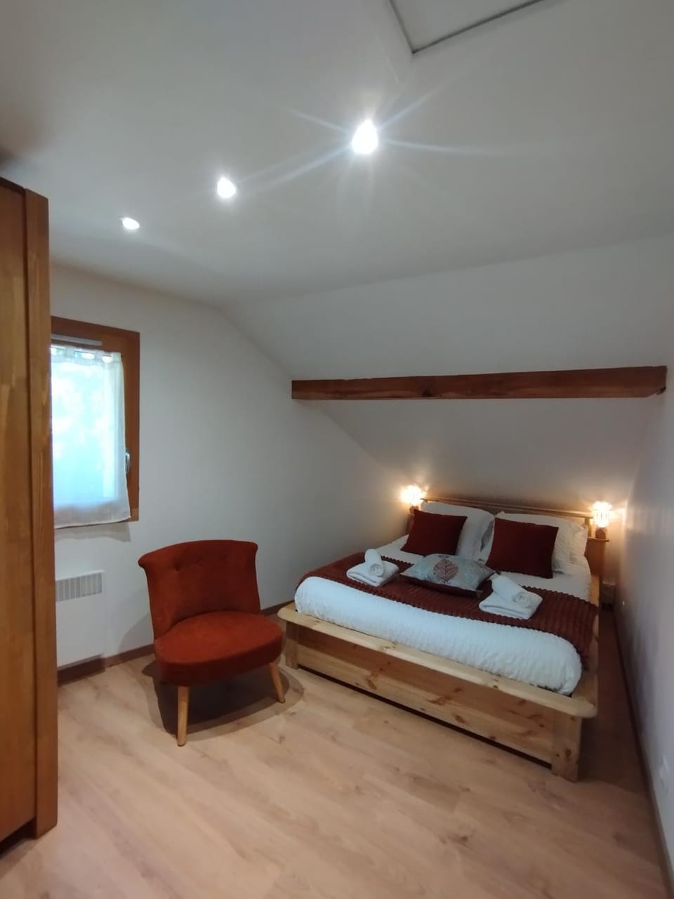 Bed, Photo of the whole room, Bedroom
