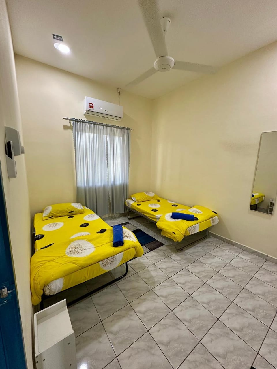 Bed, Photo of the whole room, Bedroom, air conditioner