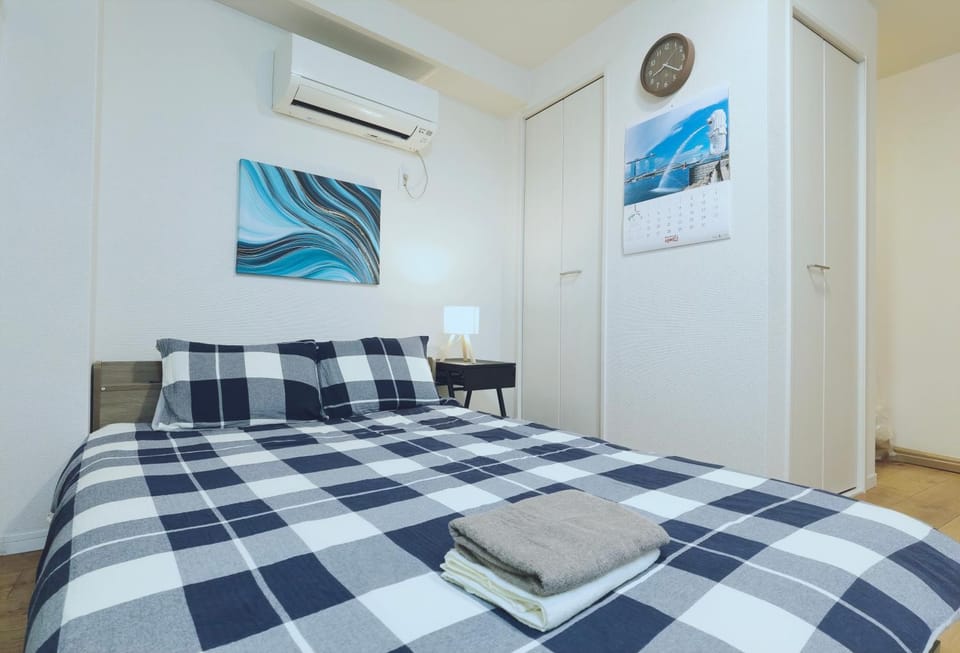 Bed, Bedroom, towels, air conditioner
