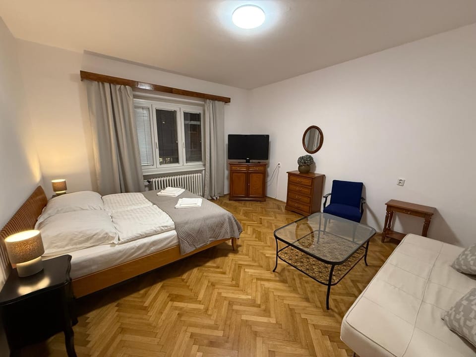 Bed, TV and multimedia, Photo of the whole room, Bedroom