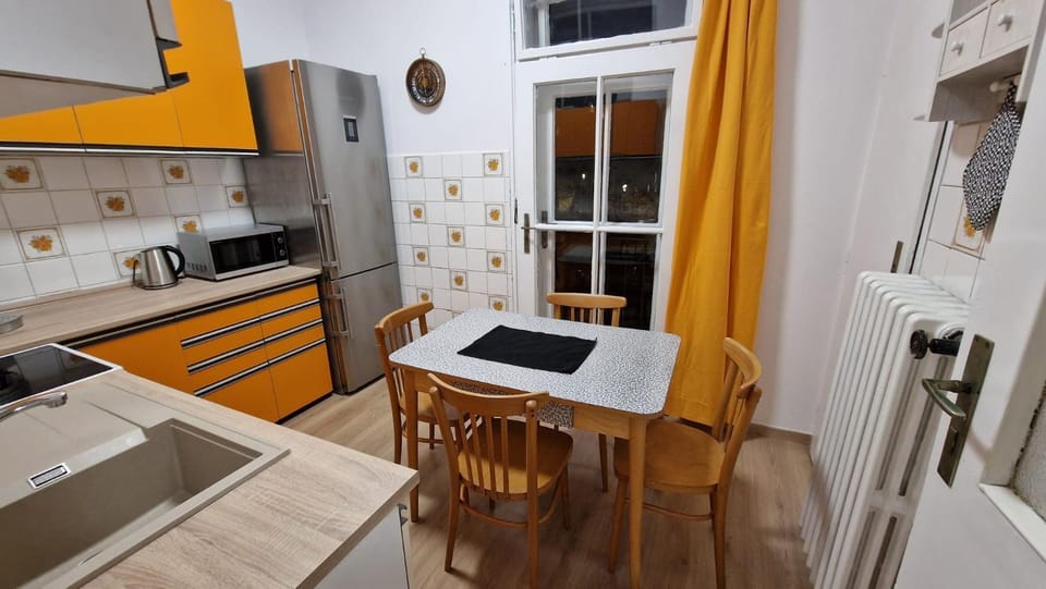 Kitchen or kitchenette, Dining area, pet friendly