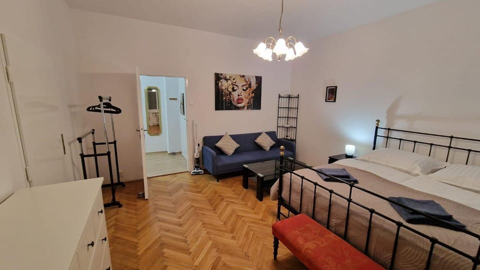 Bed, Photo of the whole room, Seating area, Bedroom, towels