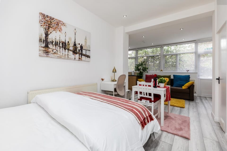 Bed, Photo of the whole room, Seating area, Bedroom