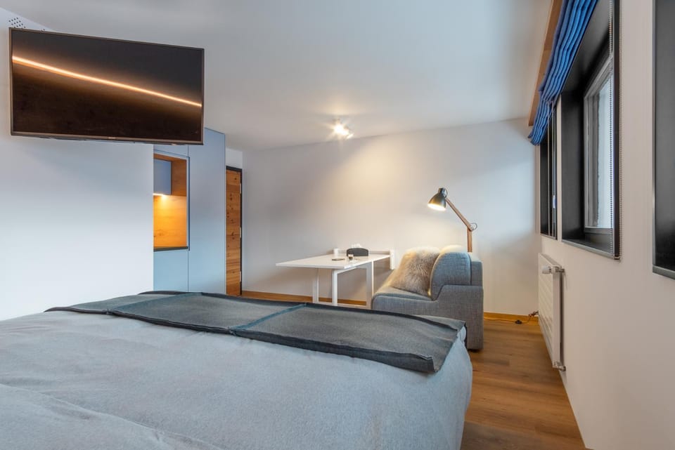 Bed, TV and multimedia, Photo of the whole room, Seating area, Bedroom