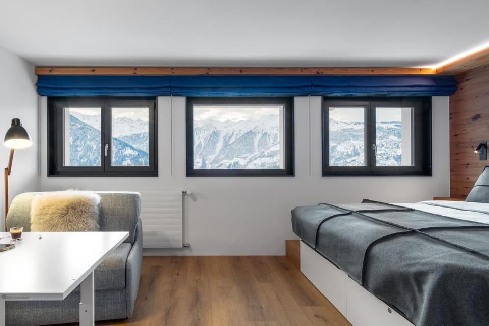 Bed, Photo of the whole room, Seating area, Dining area, Bedroom