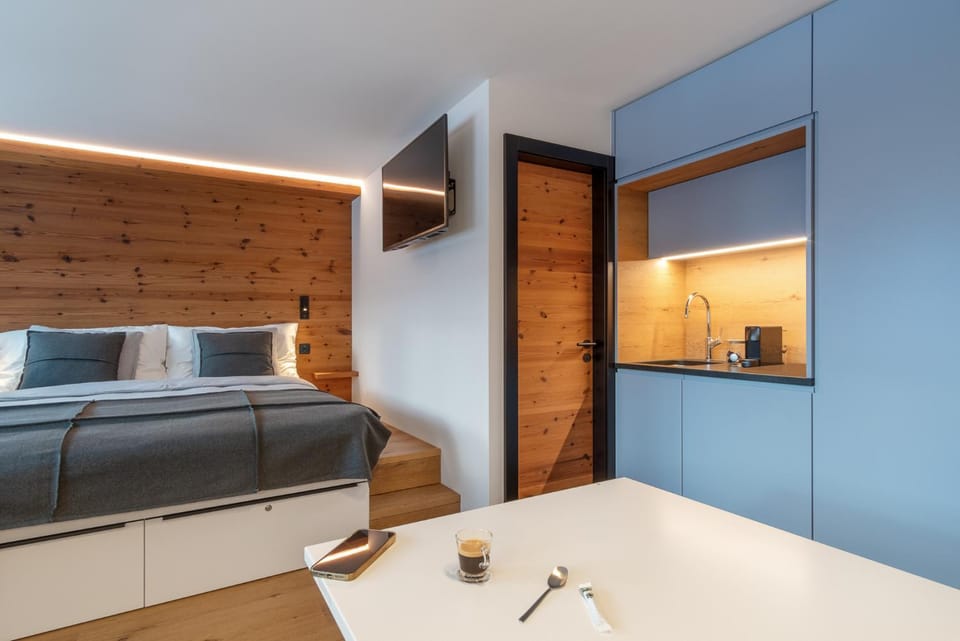 Bed, TV and multimedia, Coffee/tea facilities, Kitchen or kitchenette, Photo of the whole room, Seating area, Bedroom