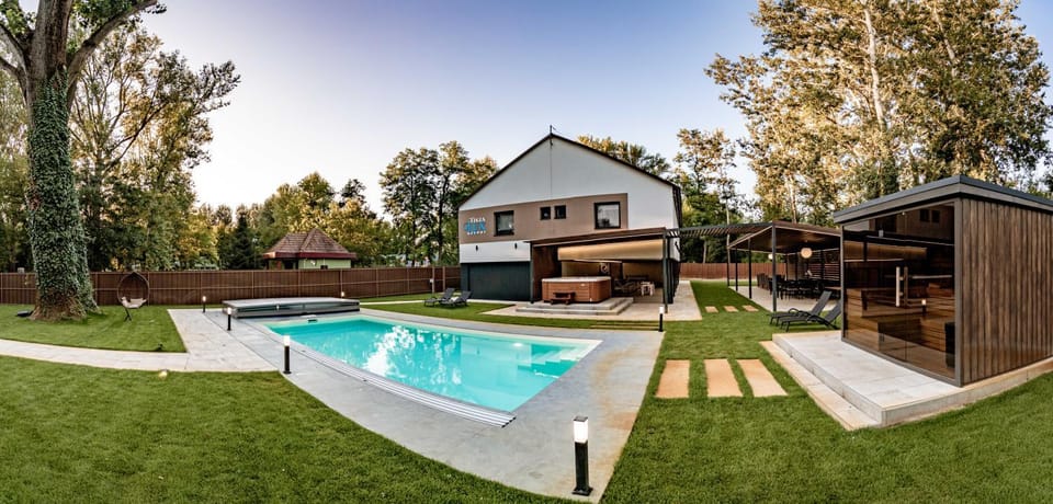 Property building, Garden, Swimming pool