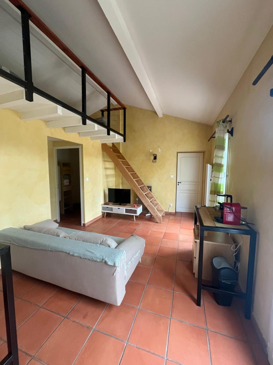 Photo of the whole room, Seating area