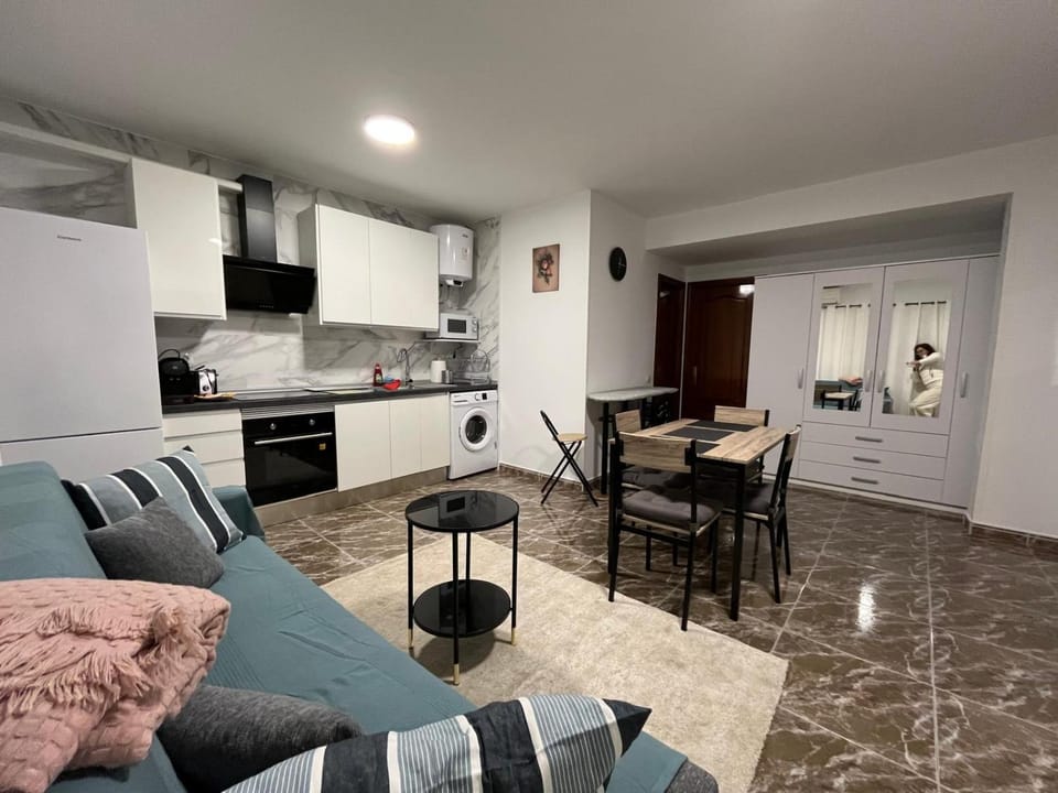 TV and multimedia, Kitchen or kitchenette, Living room, Seating area, Dining area, oven, stove