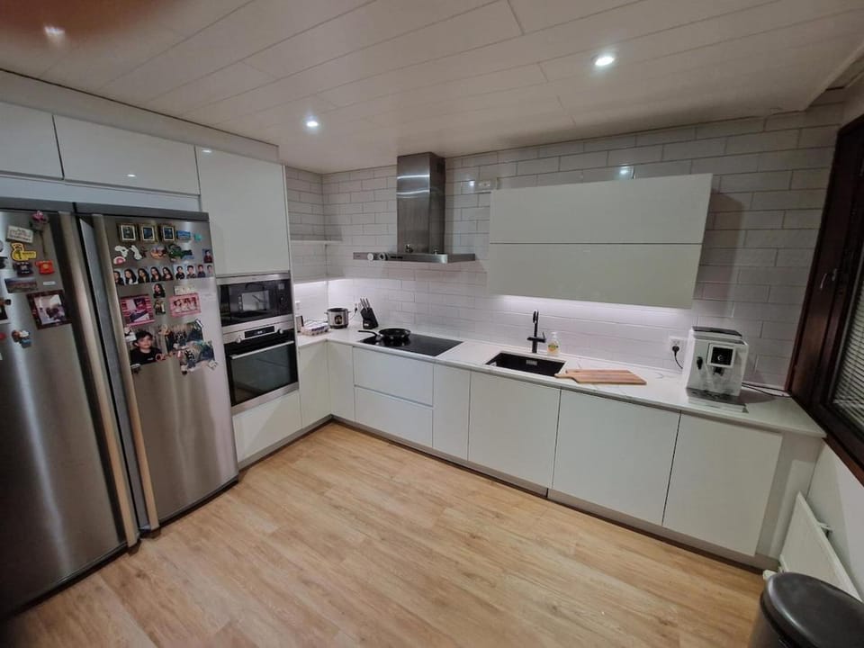 Coffee/tea facilities, Kitchen or kitchenette, dishwasher, oven, stove, toaster