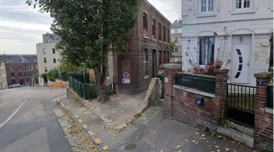 Property building, Day, Neighbourhood, City view, Street view, Location