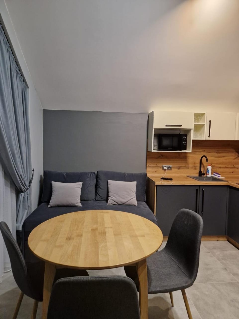 Kitchen or kitchenette, Seating area, Dining area