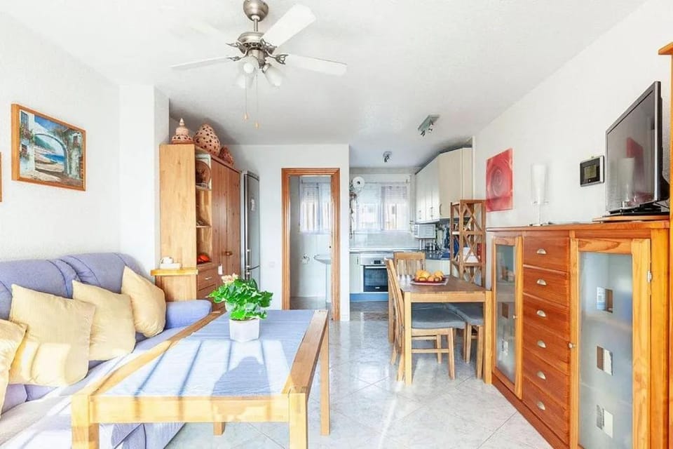 TV and multimedia, Kitchen or kitchenette, Living room, Dining area, oven, stove