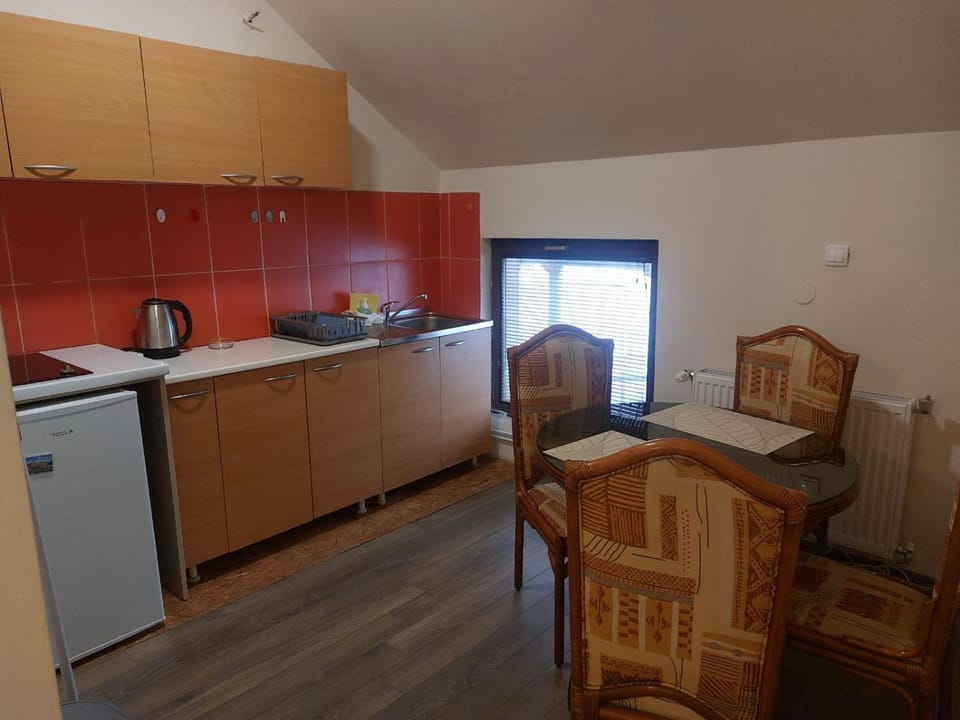 Kitchen or kitchenette, Dining area