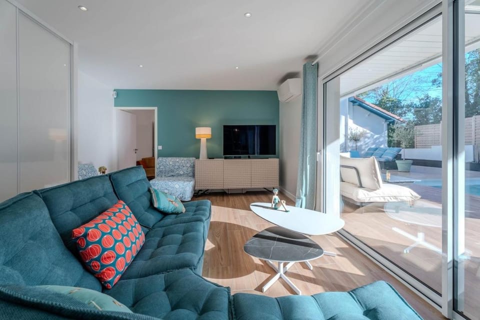 Communal lounge/ TV room, TV and multimedia, Living room, Seating area, Evening entertainment