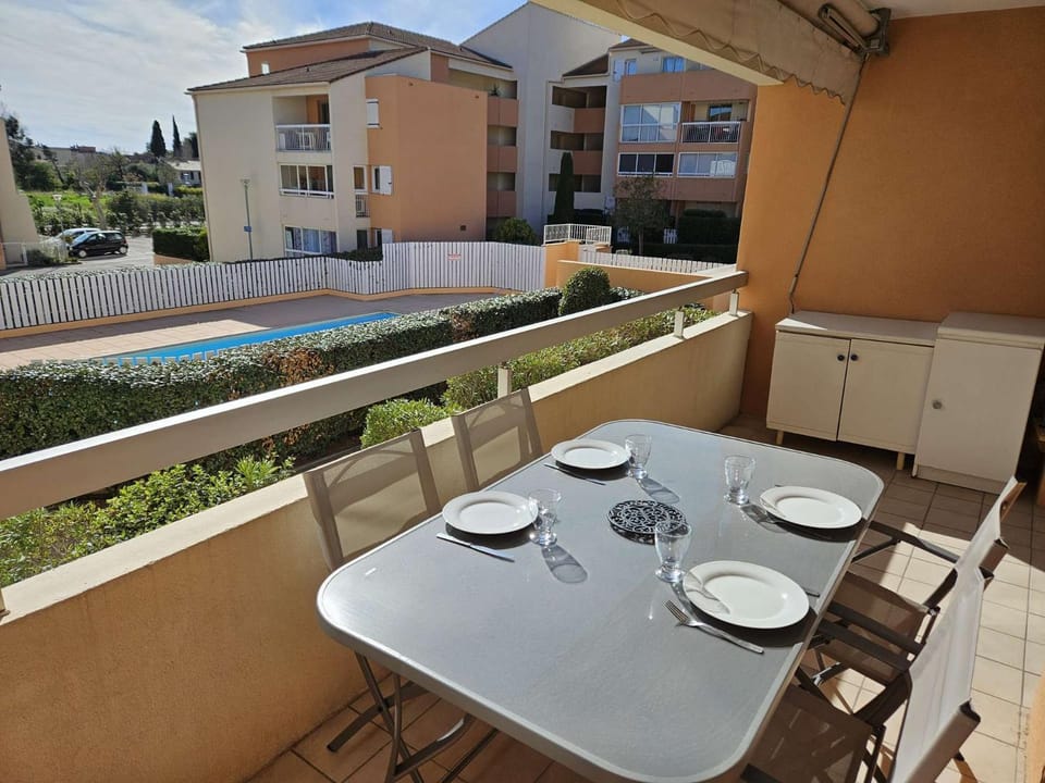 Day, View (from property/room), Balcony/Terrace, Dining area, Pool view