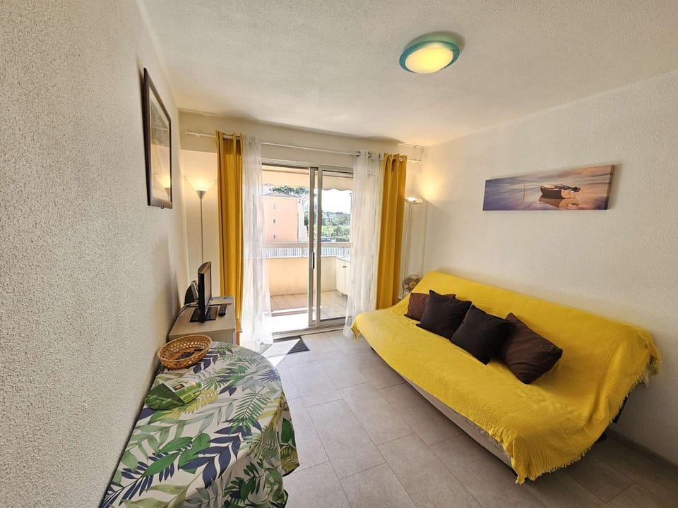 Bed, TV and multimedia, Living room