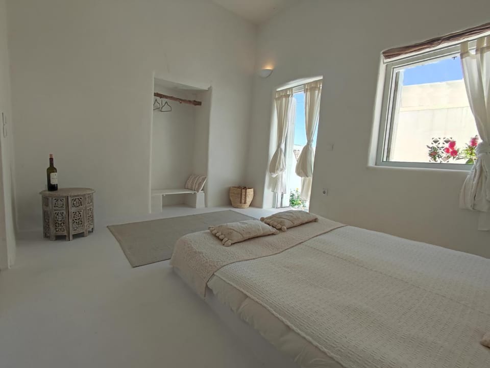Kamara cave rooms Bed and Breakfast in Milos